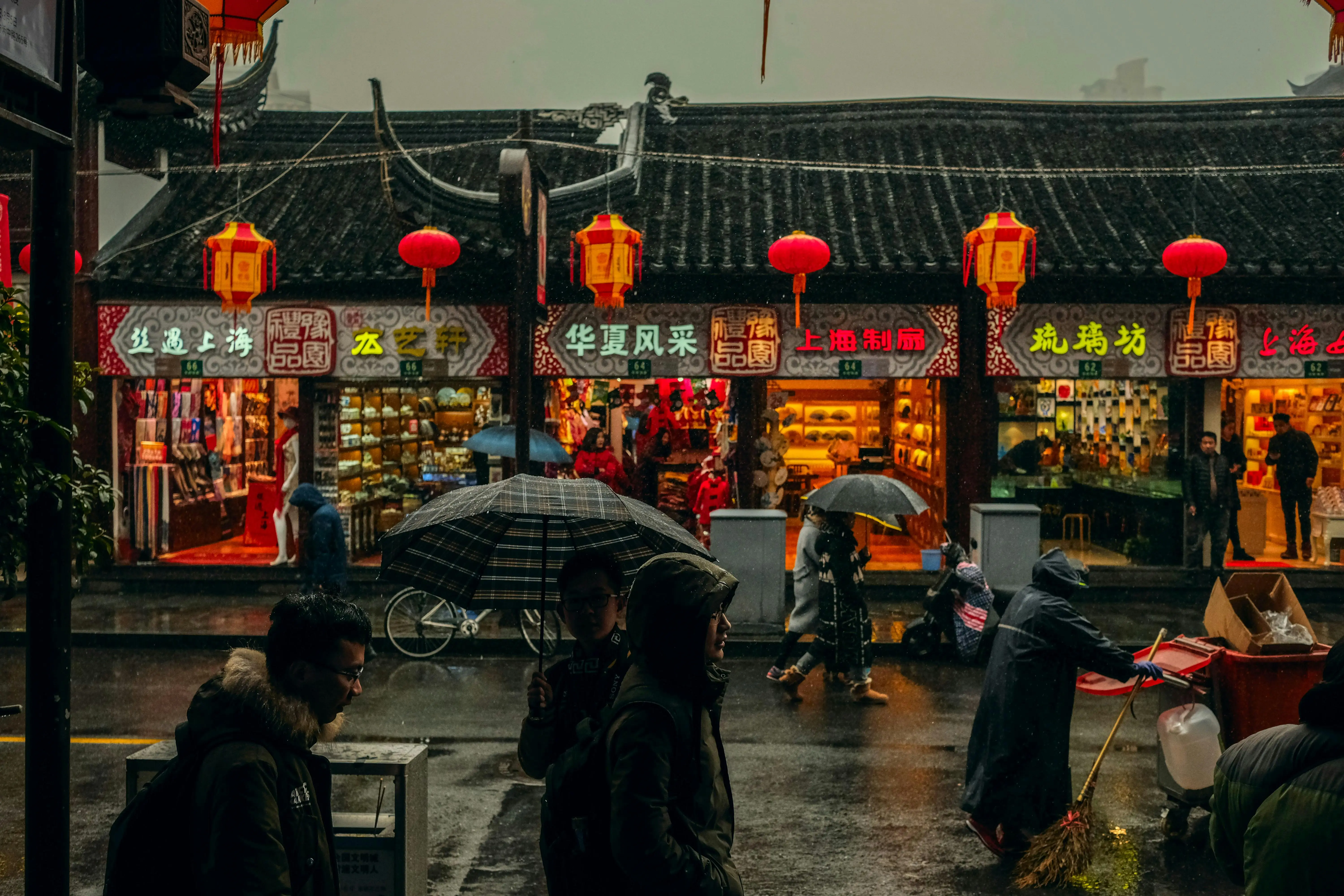 Travel insurance for China - Great Wall and city skylines guide